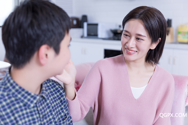 妈妈安慰青春期的孩子3（小）.png