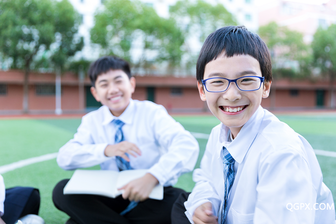 在操场阅读（小）.png